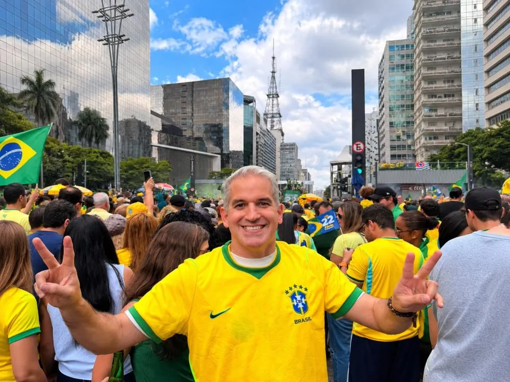 Fred Gahyva participa de manifestação de Flávio Bolsonaro na Avenida Paulista e demonstra confiança na vitória do candidato